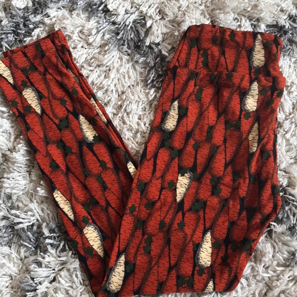 LuLaRoe Pants - Lularoe OS Carrot printed Leggings nwot